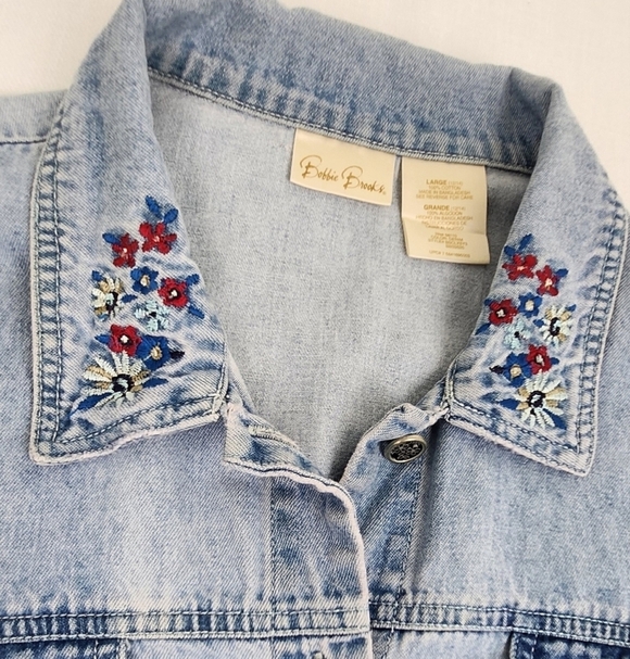 Bobbie Brooks Spring Flowers Lightweight Denim Style Button Down Top - Picture 2 of 7